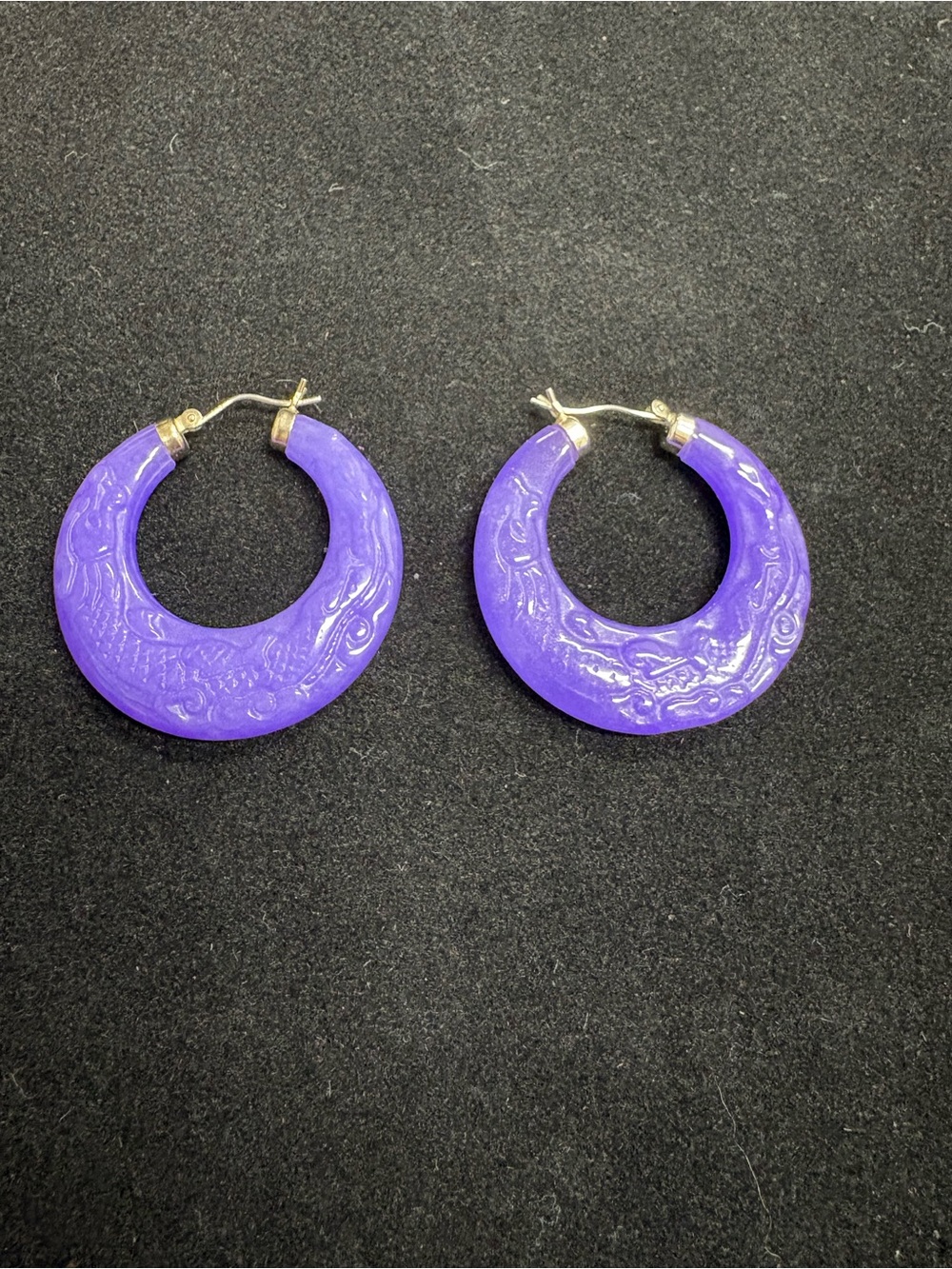 Carved purple jade and 925 silver hoop earrings.
